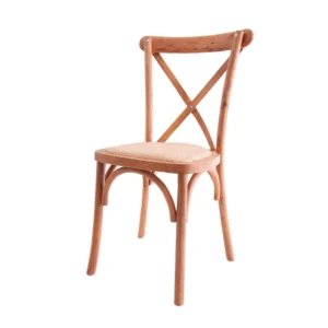 sillas de madera estilo crossback con ratan en el asiento